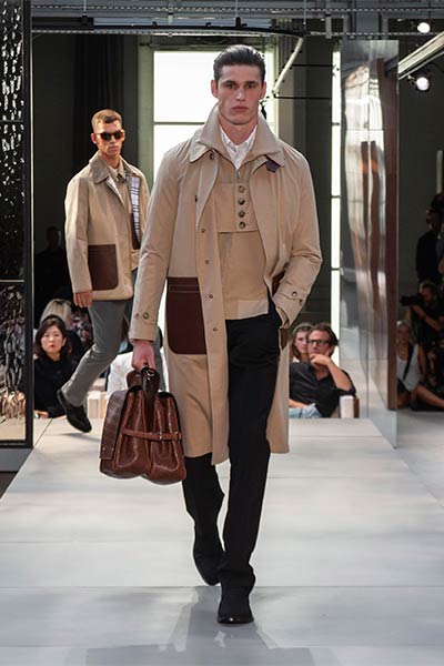 تصاميم راقية بلمسة جريئة ... اليك مجموعة Ricardo Tisci الأولى لدار Burberry